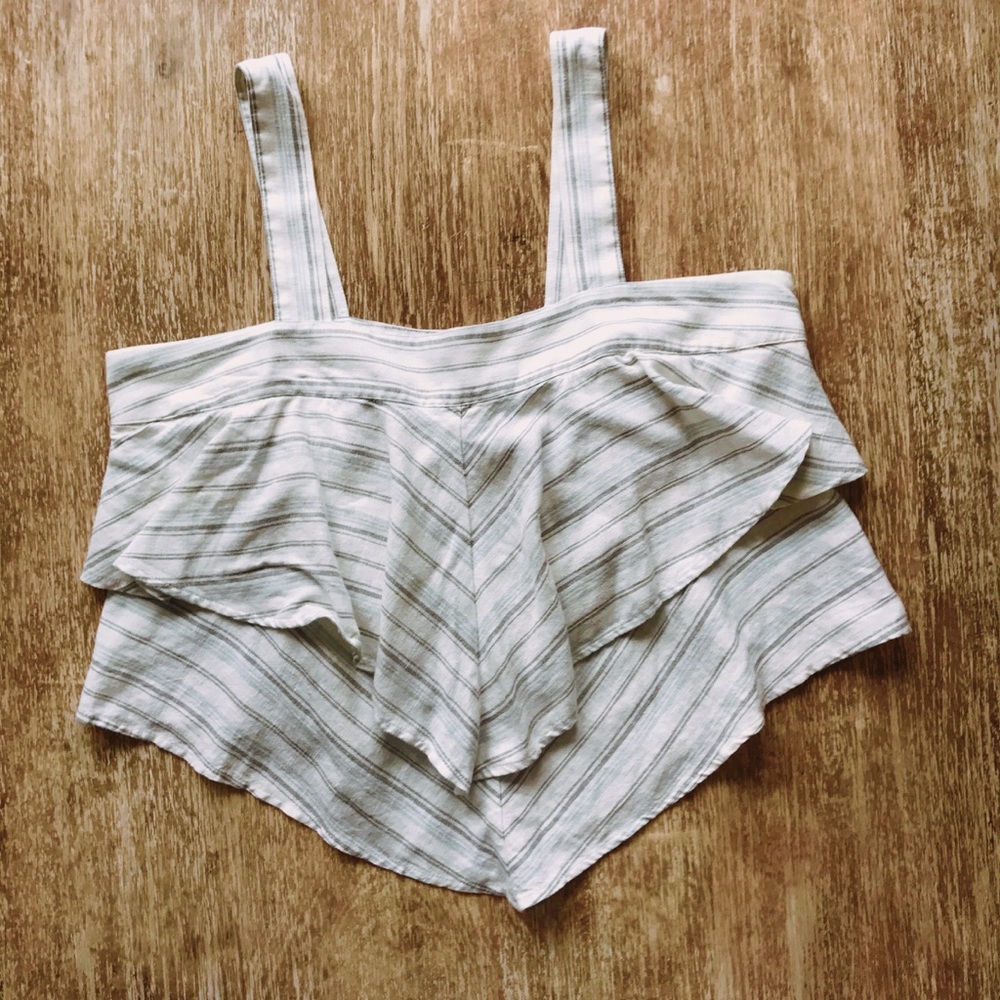 NWT IVORY AND BLUE VERIGATED STRIPED TOP 💙